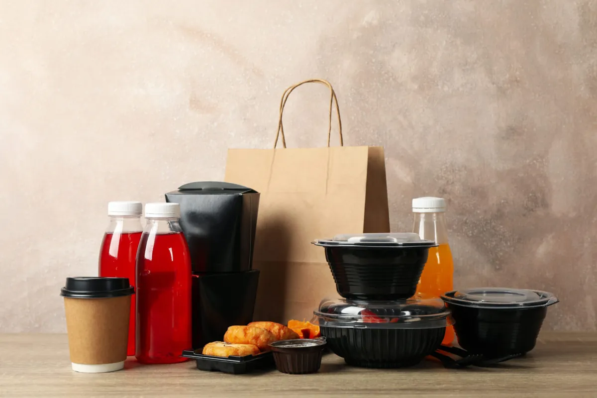 Pedidos de delivery en cajas para llevar