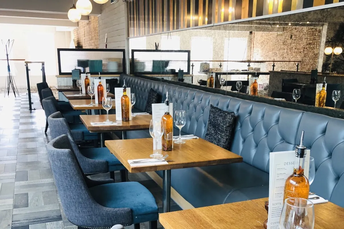Salón de restaurante con mesas