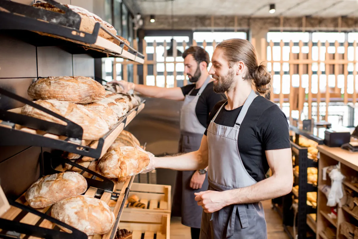 Panadería con empleados acomodando el pan